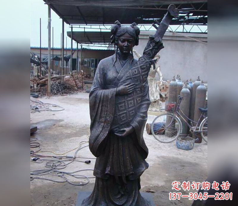 运城抱乐器女人公园人物雕塑