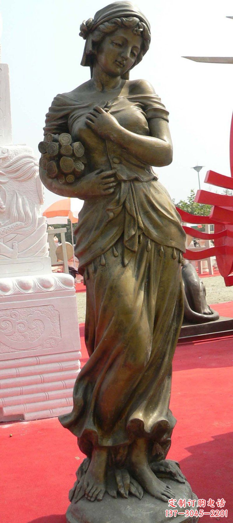运城抱着柴火的西方女孩人物铜雕