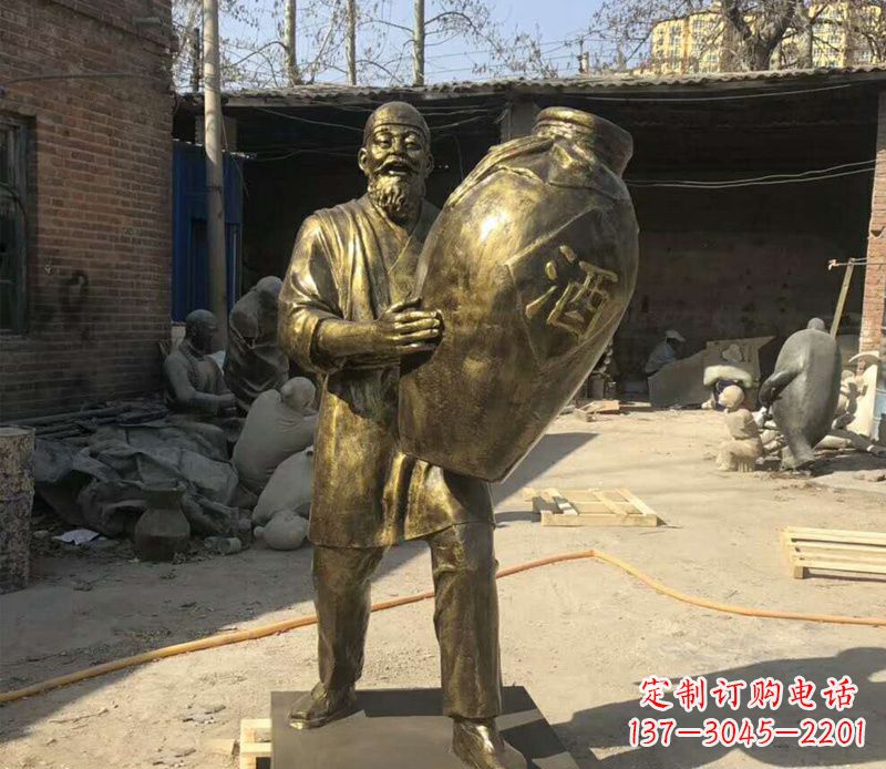 运城抱着酒坛的人物铜雕