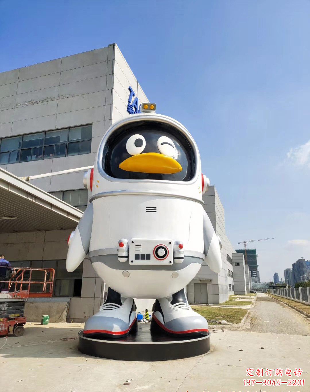 运城玻璃钢太空企鹅雕塑