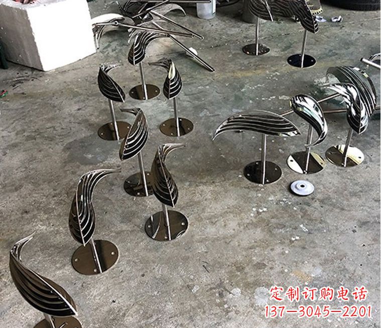运城不锈钢抽象动物小鱼雕塑