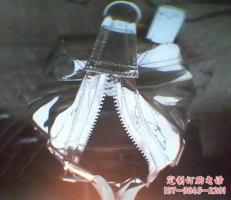 运城不锈钢创意手提包细节雕塑