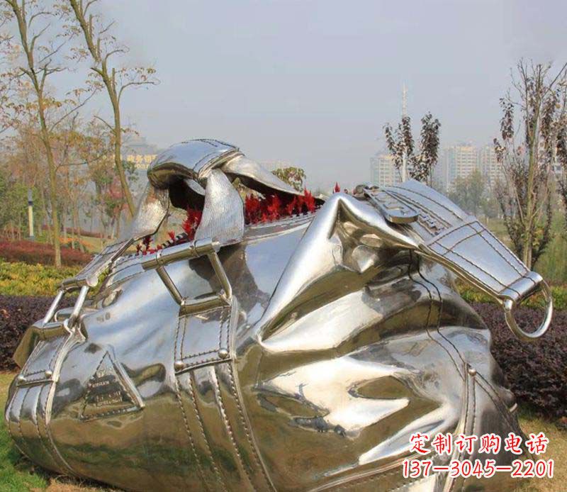 运城不锈钢手提包雕塑1