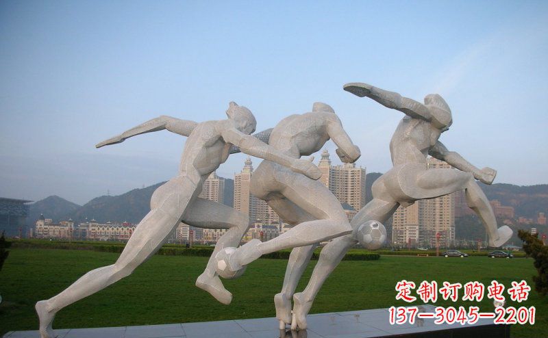 运城不锈钢踢足球的人物公园景观雕塑