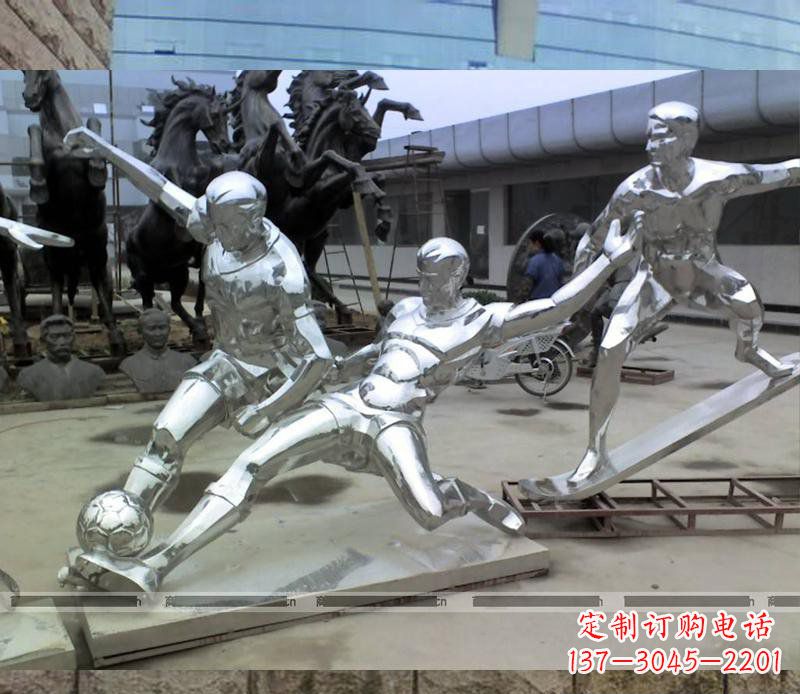 运城不锈钢踢足球玩滑板的人物雕塑