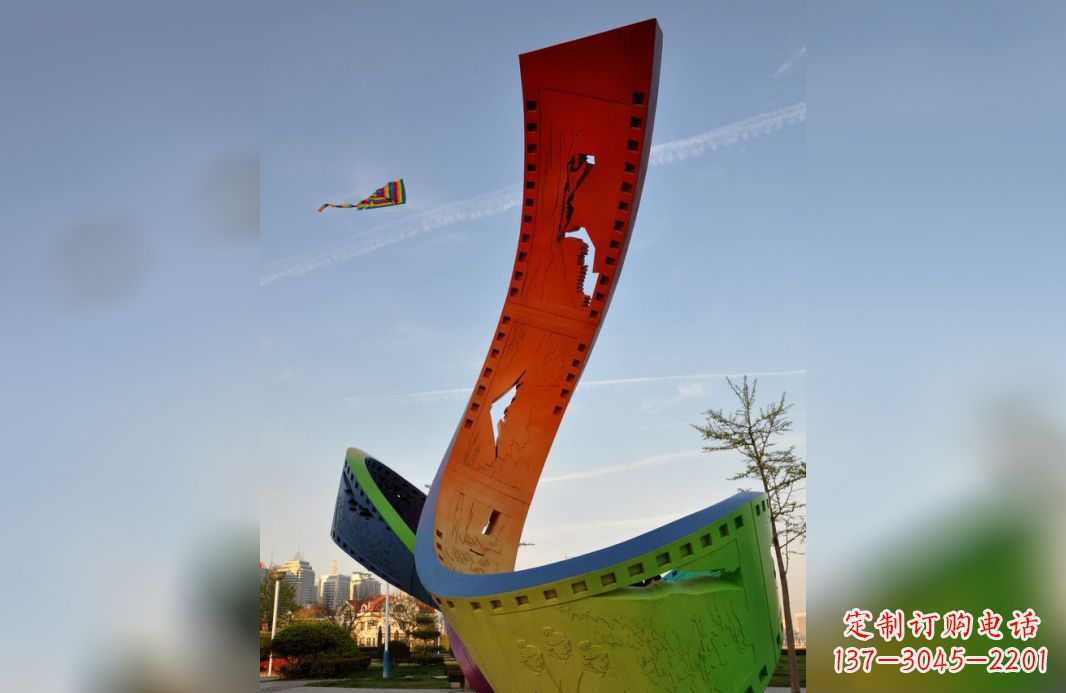 运城不锈钢五彩胶卷广场雕塑——现代美学的象征