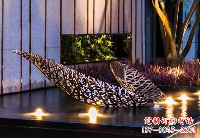 运城不锈钢小区镂空树叶雕塑给小区添彩