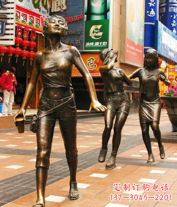 运城步行街逛街的女孩人物铜雕