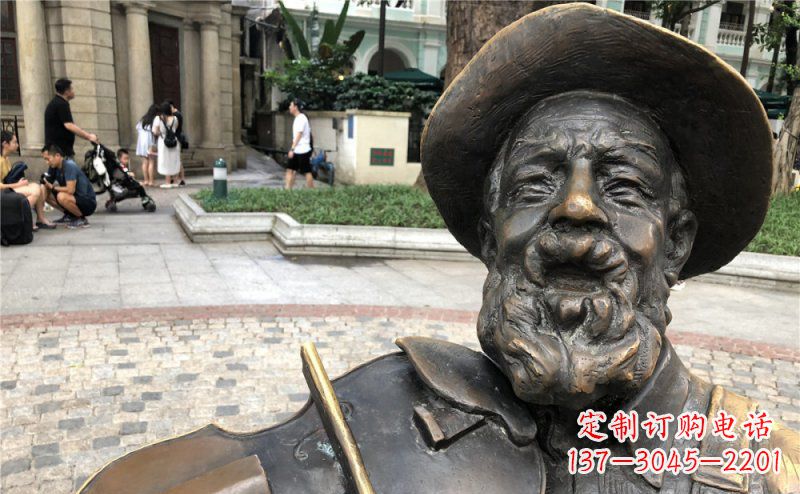 运城步行街拉小提琴的老人景观铜雕