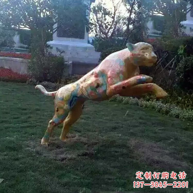 运城彩绘豹子玻璃钢雕塑-草坪绿地动物摆件