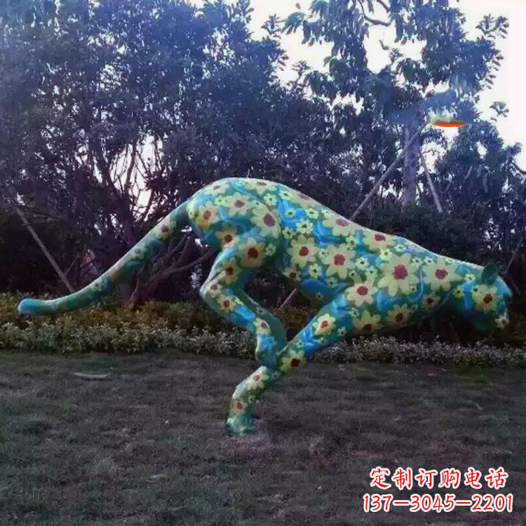 运城彩绘豹子雕塑-玻璃钢彩绘草坪动物摆件