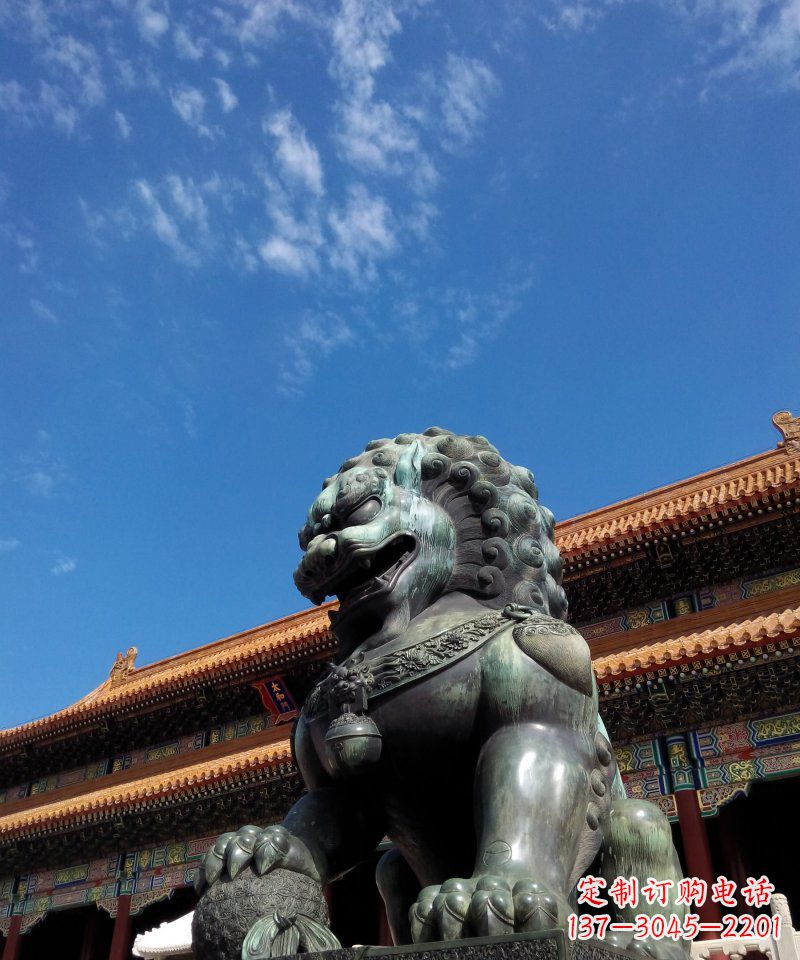 运城踩球的铜狮子寺庙门口动物雕塑