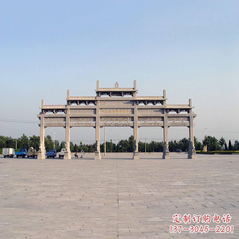 运城城市广场冲天式石雕牌坊