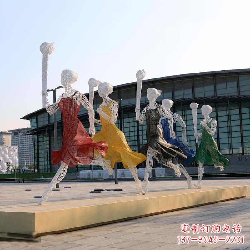 运城城市街道广场持火炬跑步的美女雕塑