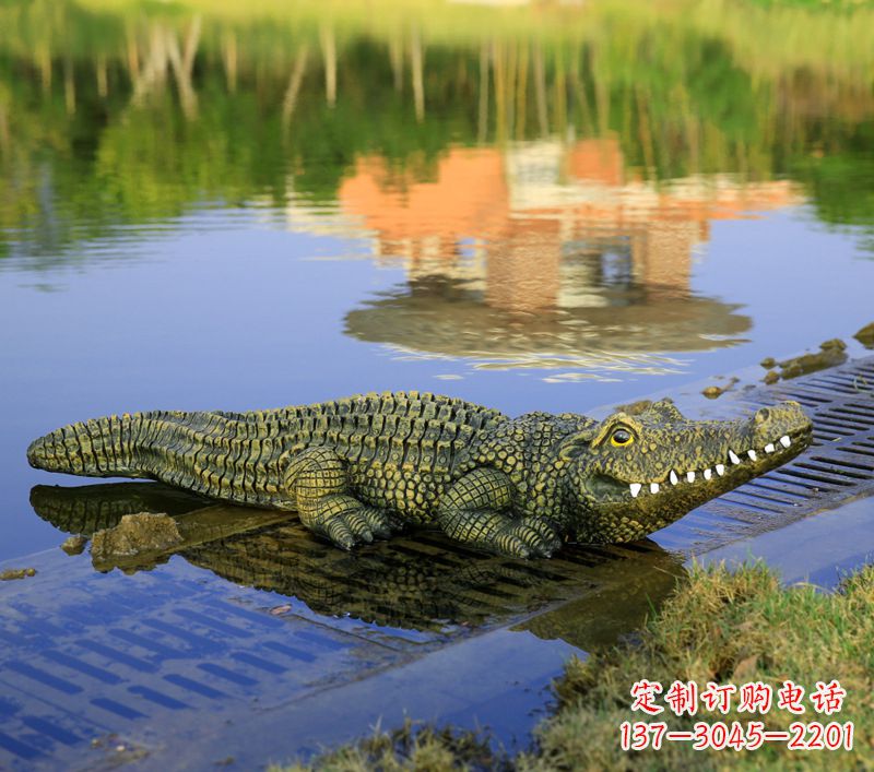 运城池塘水池仿真大鳄鱼雕塑玻璃钢园林水景草丛动物摆件