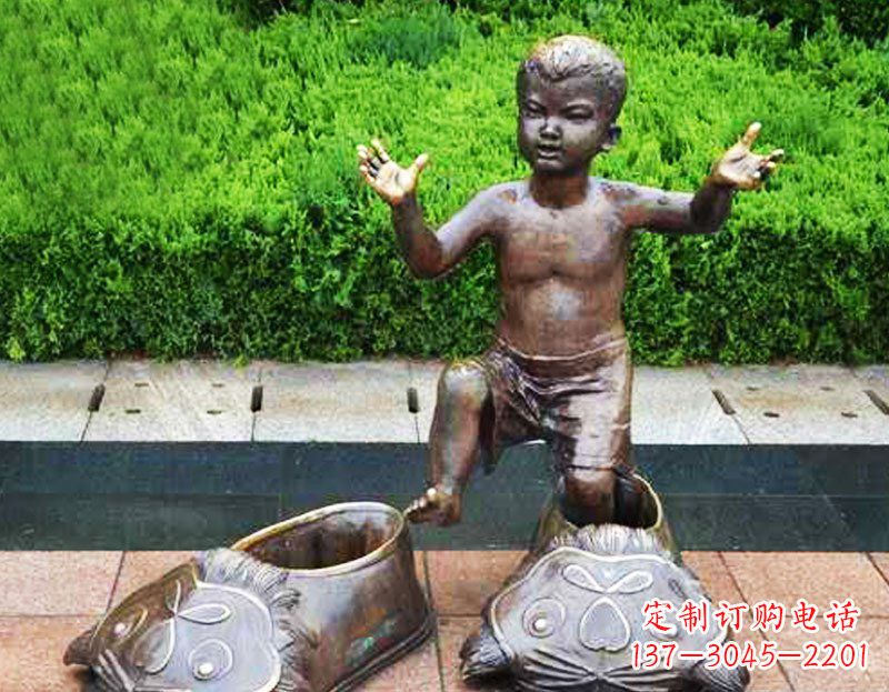 运城穿老虎鞋的小孩公园小品玻璃钢仿铜雕塑
