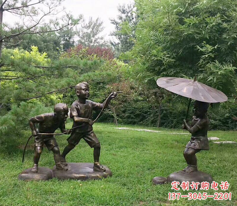 运城打伞玩水的儿童铜雕