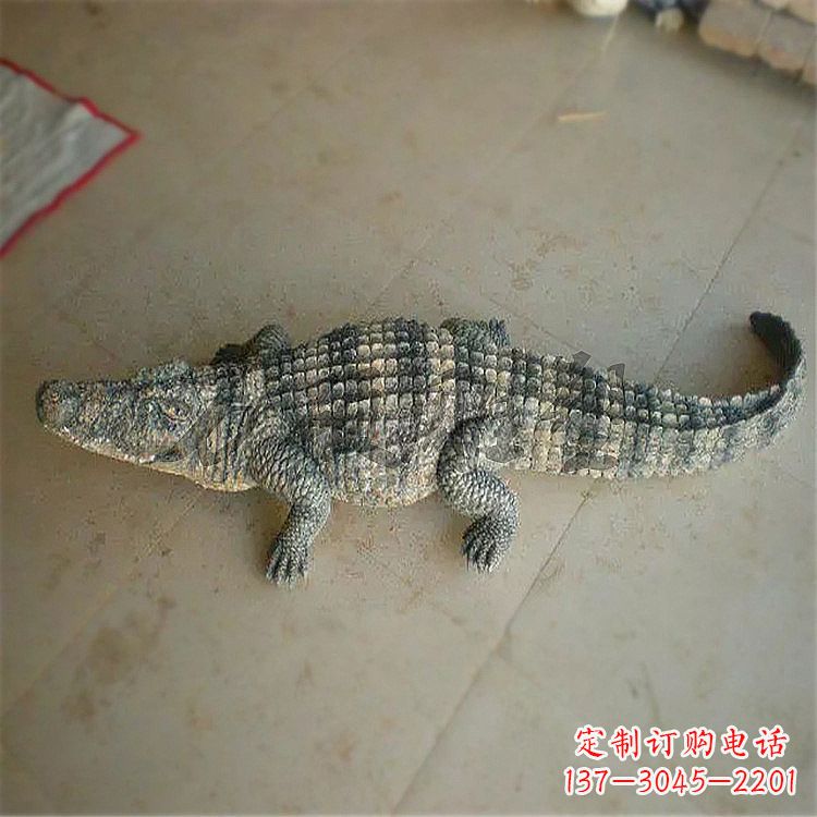 运城大理石仿真鳄鱼雕塑,公园草坪动物石雕
