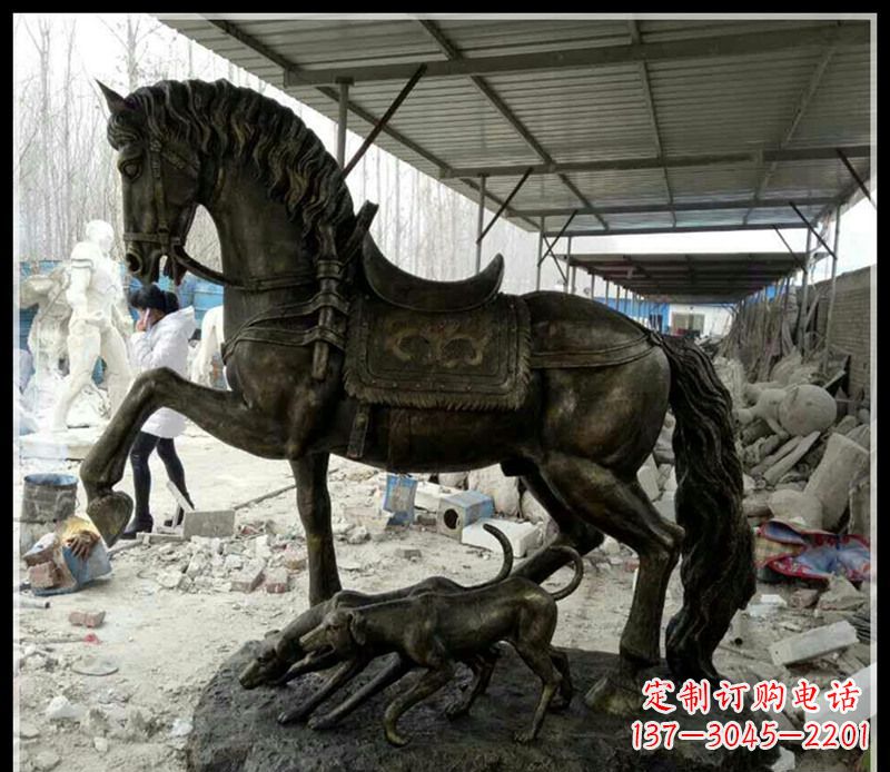 运城戴马鞍的马和狗铜雕