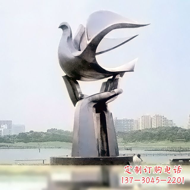 运城雕像上面站一只鸽子