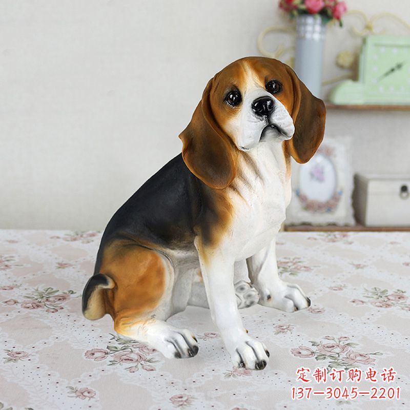 运城蹲姿仿真比格犬树脂工艺品,别墅家居装饰玻璃钢小狗雕塑