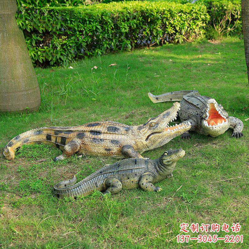 运城鳄鱼雕塑摆件玻璃钢公园园林草坪动物雕塑