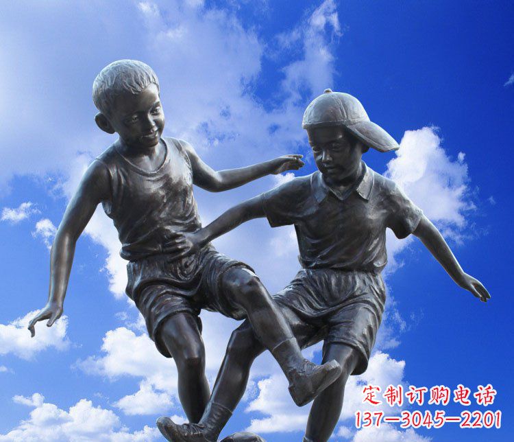 运城儿童踢球校园玻璃钢仿铜景观雕塑