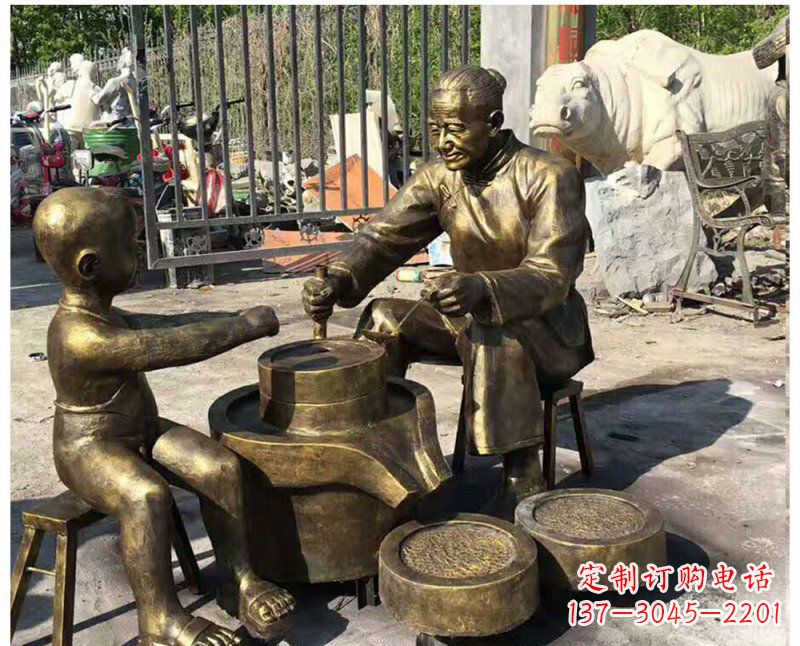 运城传承传统，细节丰富的把老人磨豆浆雕塑
