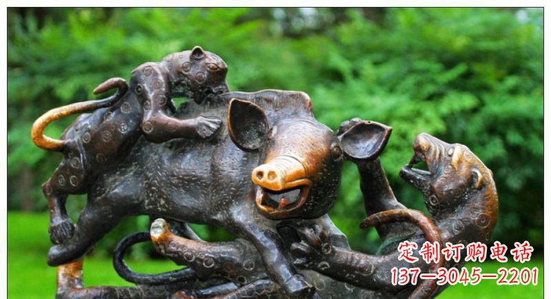 运城公园豹子蛇和猪动物铜雕