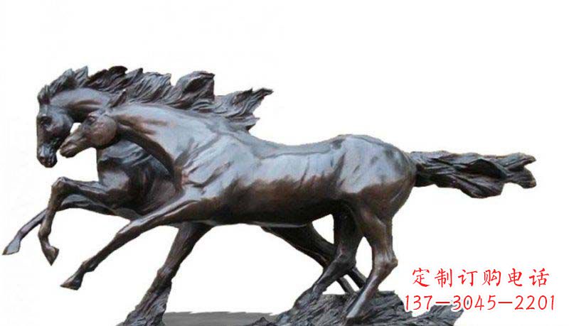 运城公园奔跑的两匹马动物铜雕