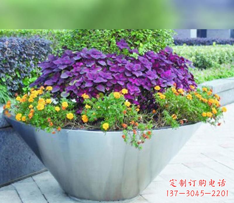 运城中领雕塑精致无比的花盆雕塑