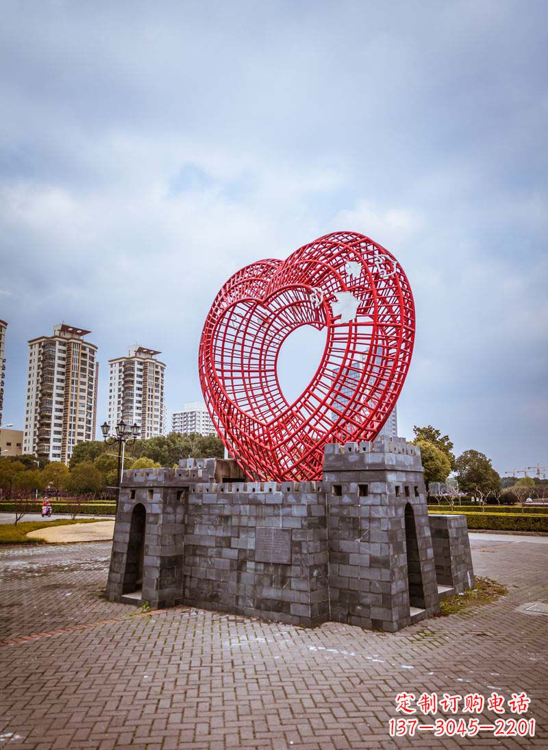 运城拥抱和平的心以心型和平鸽雕塑传递心意