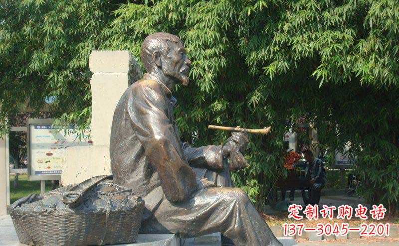 运城老人小品铜雕抽袋烟的智慧与景仰