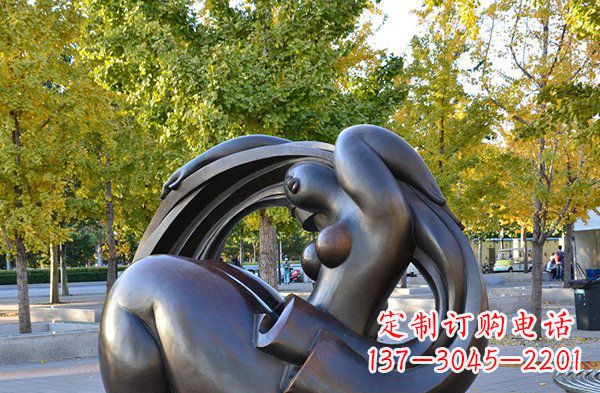 运城公园抽象女性人物铜雕