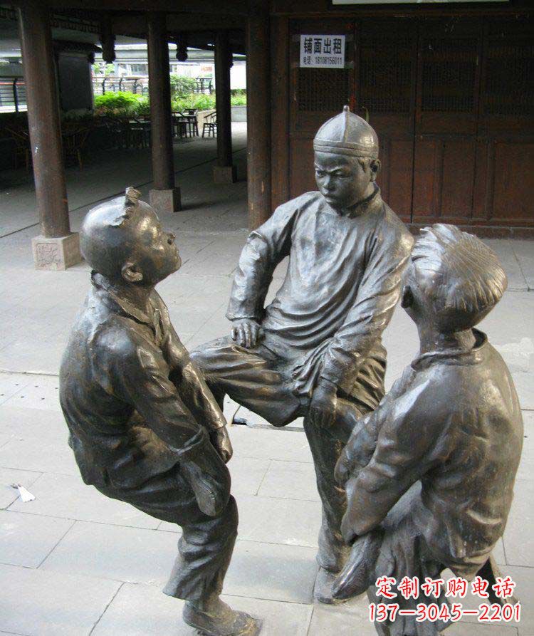 运城铜雕男孩斗鸡小品雕塑