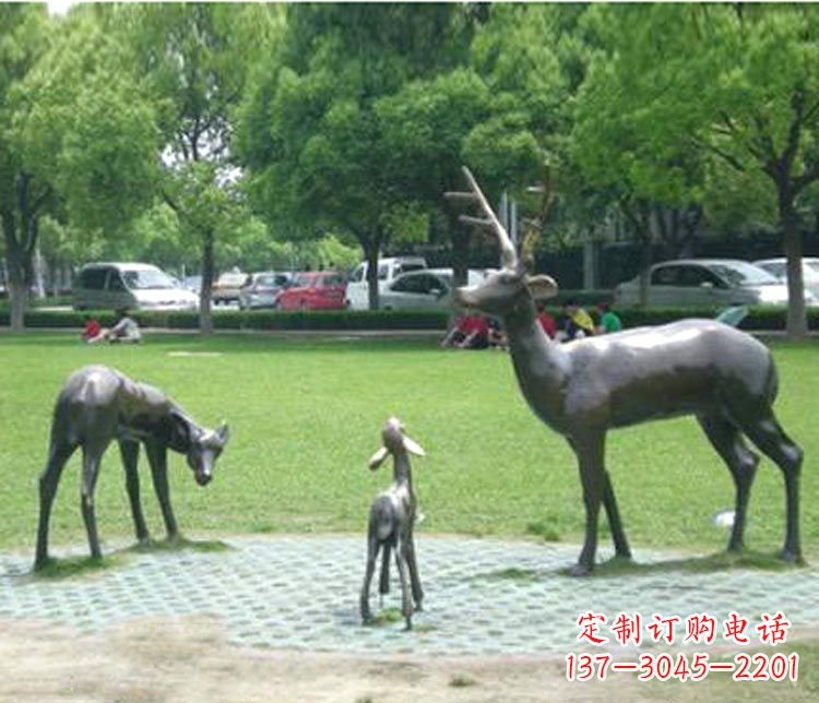 运城梦幻般的雕塑——梅花鹿一家三口铜雕