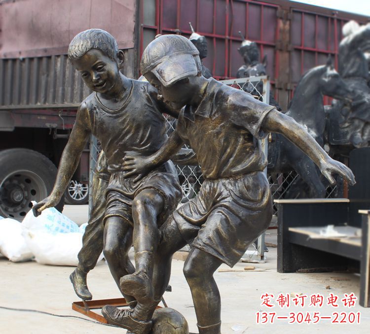 运城公园踢足球的儿童铜雕