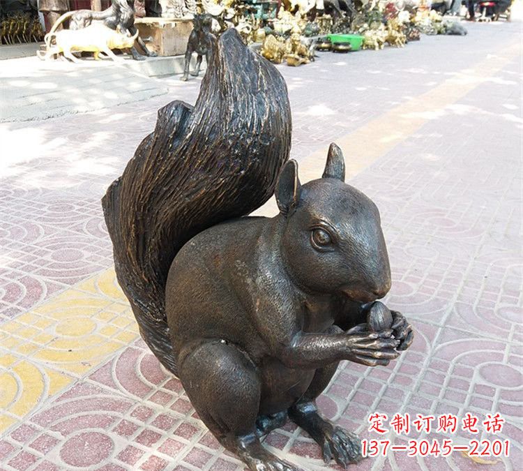 运城令人惊叹的松鼠铜雕塑