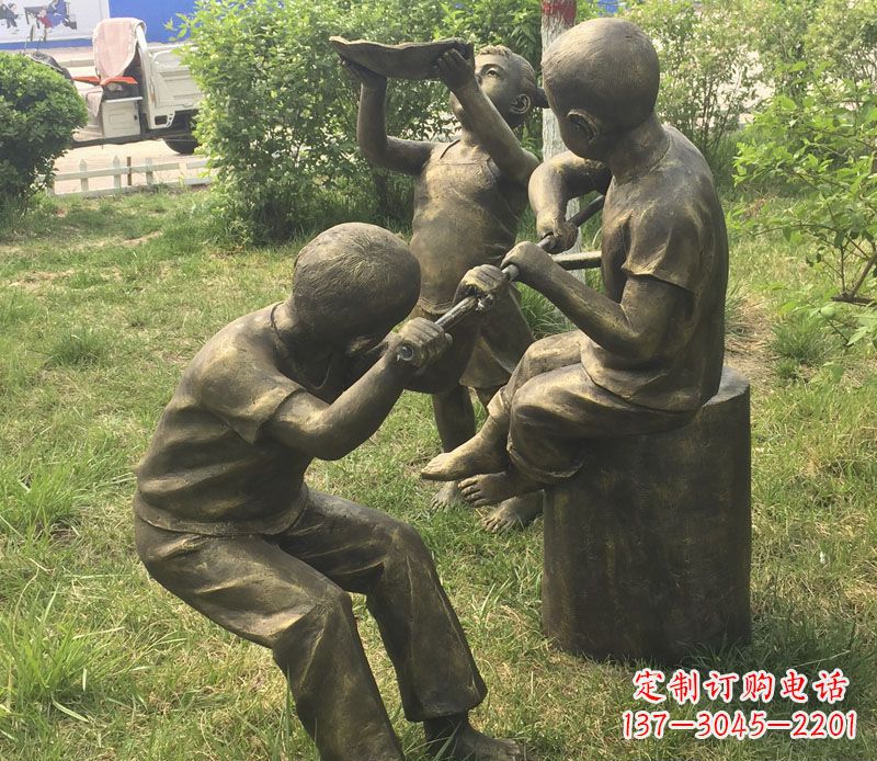 运城公园玩水的儿童铜雕