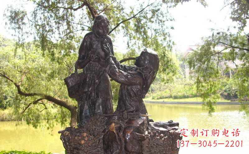 运城温馨铜雕公园里喂母亲吃荔枝的女孩