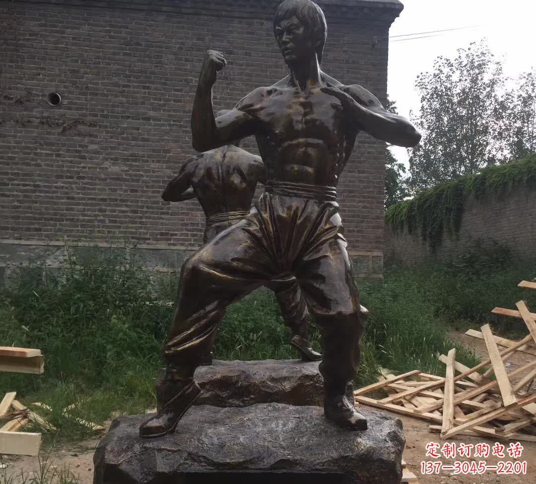 运城令人叹为观止的李小龙铜雕