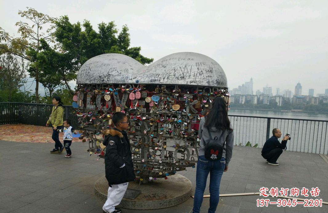 运城不锈钢英文字母镂空景观雕塑