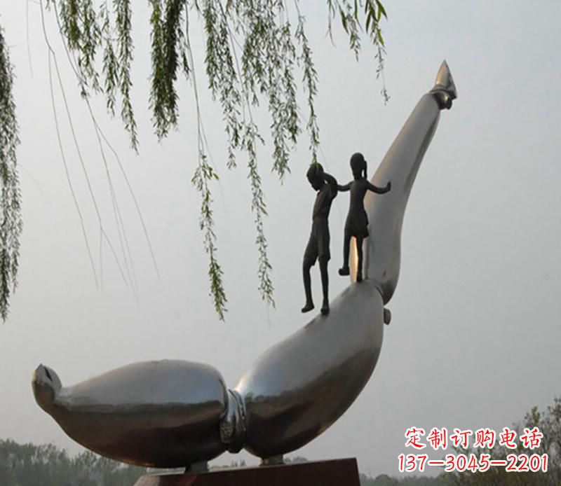 运城海豚情侣雕塑,精美绝伦,让爱沉醉于大海中