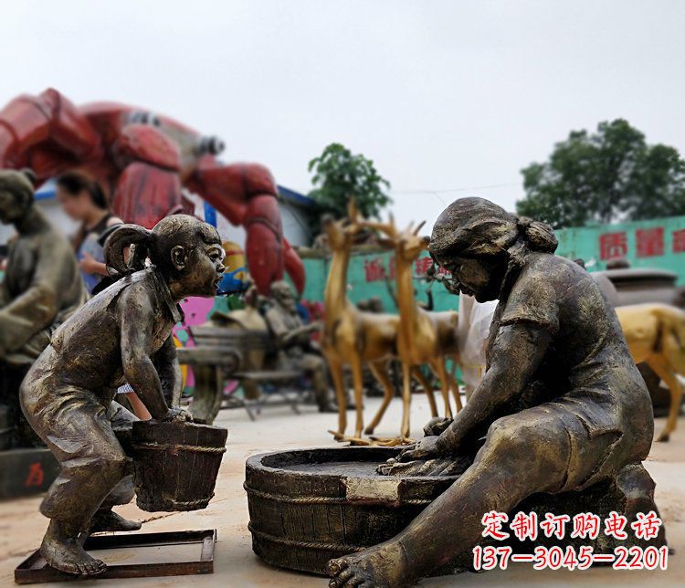 运城注重传统的母爱——广场铜雕母亲洗衣服小品雕塑