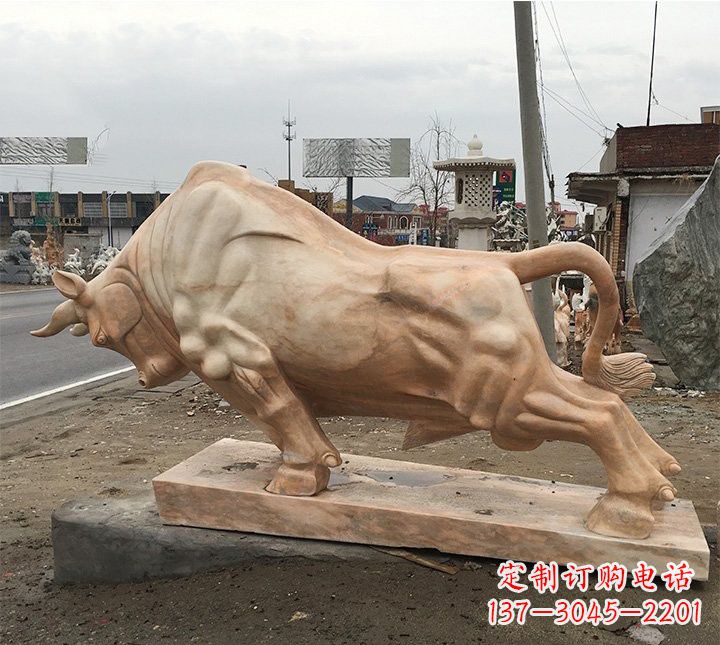 运城象征力量的广场晚霞红牛雕塑