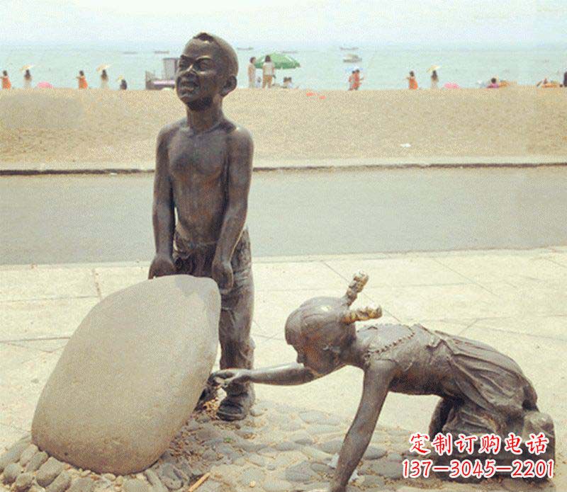运城海边抬石头的小孩铜雕