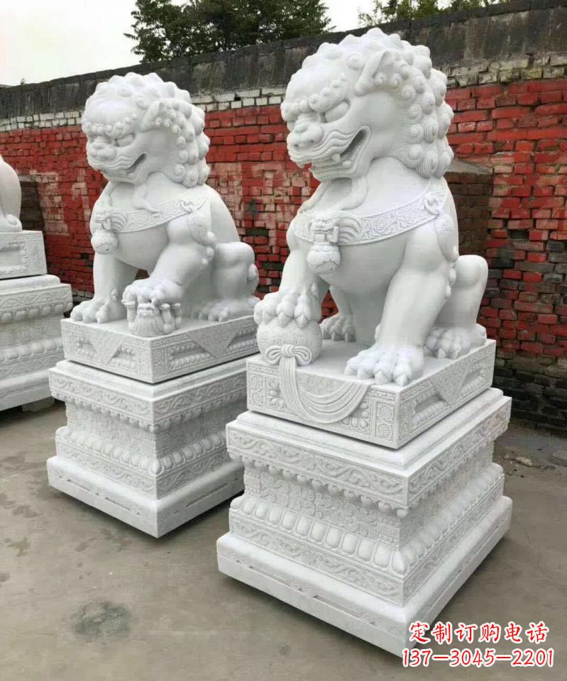 运城浪漫雕塑--汉白玉踩球镇宅狮子