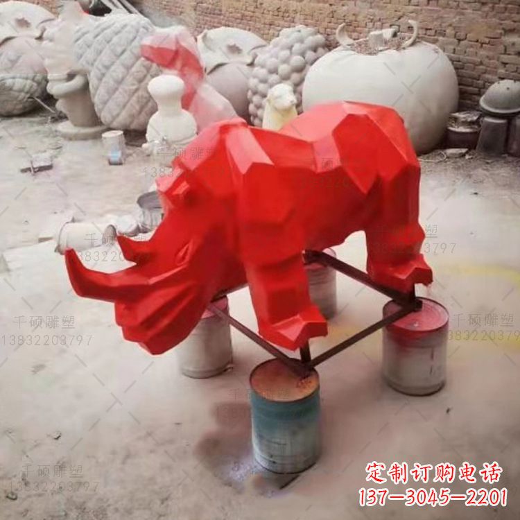 运城红色几何切面抽象犀牛雕塑