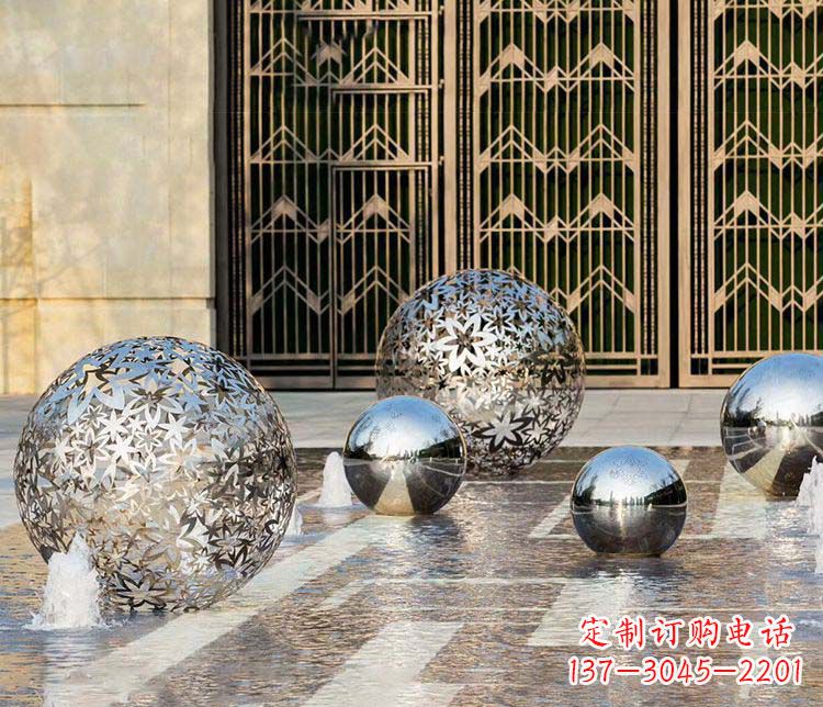 运城欣赏自然的美:不锈钢花形镂空球喷泉雕塑