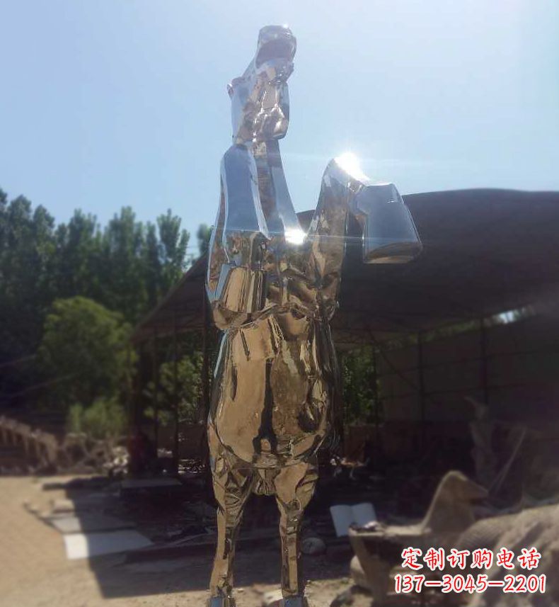 运城典雅马雕,不锈钢镜面奔马雕塑,个性精彩